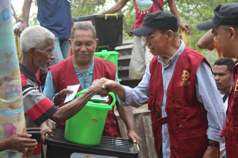 Foto-Mgr.-Aloysius-Sudarso-SCJ-saat-pembagian-bantuan-di-lokasi-pengungsian-di-Titehena