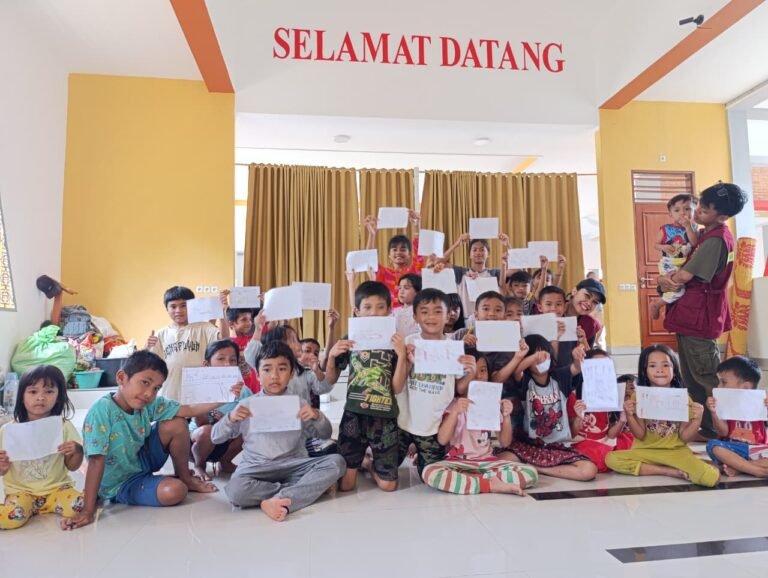 Foto-Pendampingan psikososial bagi anak-anak terdampak banjir di i pengungsian Biara Hamente, Desa Lubuk Ampolu, Kecamatan Badiri, Kabupaten Tapanuli Tengah.