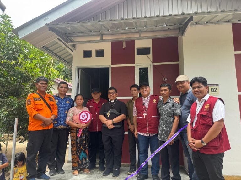 Foto 1 - Serah terima rumah perdana yang sudah selesai dibangun dalam Gerakan Rumah Bela Rasa di Kec. Andam Dewi, Tapanuli Tengah
